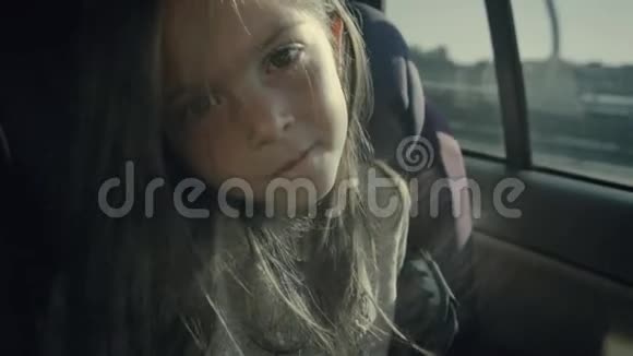 漂亮的女孩坐在车里开始打哈欠她穿着宽松的衣服看上去很快乐视频的预览图