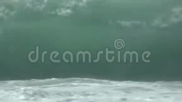 波浪无情地在海岸上破碎视频的预览图