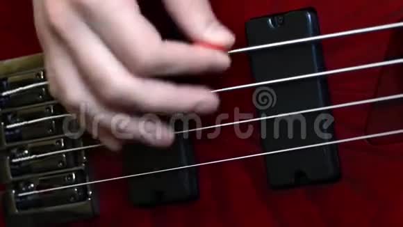 低音吉他视频的预览图