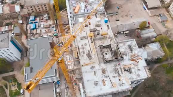在大城市里用鸟眼建筑工地城市里的建筑大型起重机视频的预览图