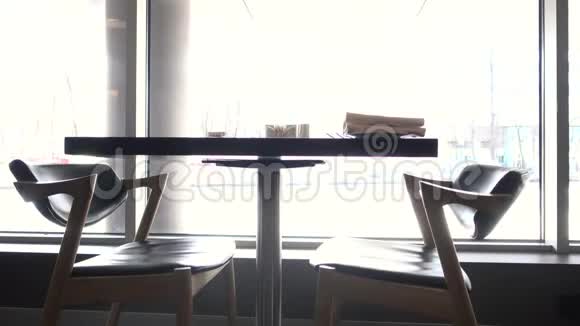 两张靠窗的餐厅桌视频的预览图
