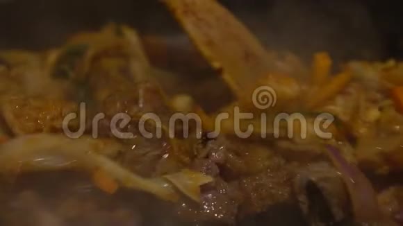 慢动作烹饪达卡比韩国食物韩国餐厅厨师视频的预览图