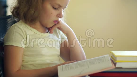 一个十几岁的女孩在看书时睡着了学习的动力学校教育的问题家庭教育视频的预览图