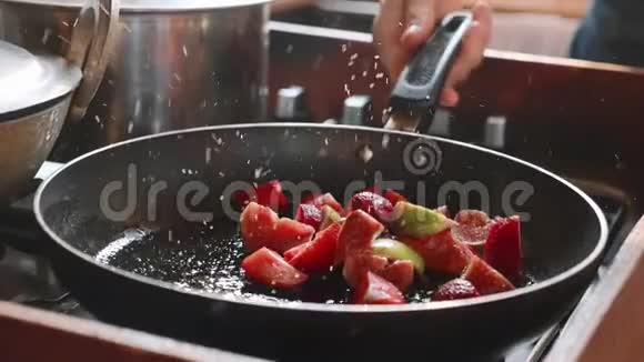 用焦糖煎煮的水果慢动作特写视频的预览图