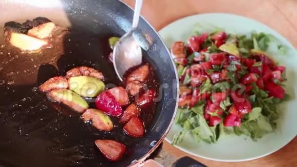 提供带有蔬菜和水果的异国风味甜沙拉的女性厨师特写视频的预览图