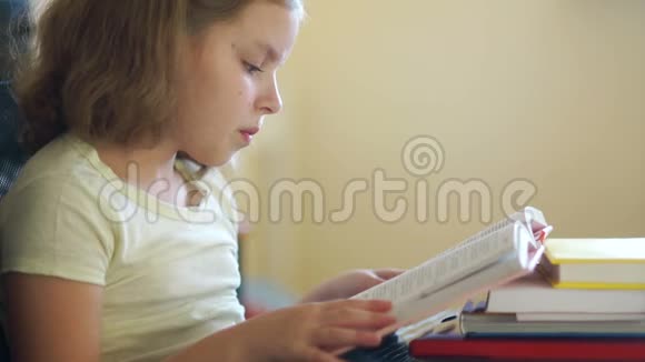 一个可爱的女孩正在备课读书家庭教育儿童教育知识日视频的预览图