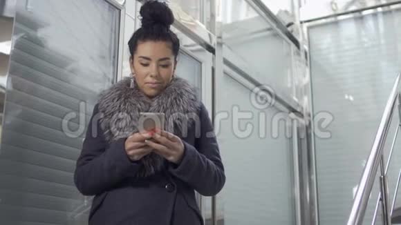 女商人站在大楼附近用电话视频的预览图