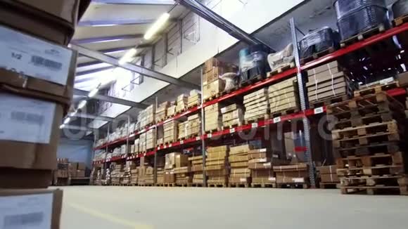 有箱子和家具的仓库概况视频的预览图