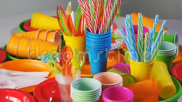 五颜六色的塑料一次性餐具供餐桌野餐视频的预览图
