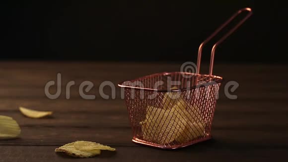 摔下来的土豆夹在金属篮子里视频的预览图