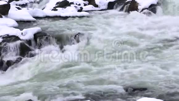 冬季白色瀑布与雪岩特写大瀑布国家公园视频的预览图