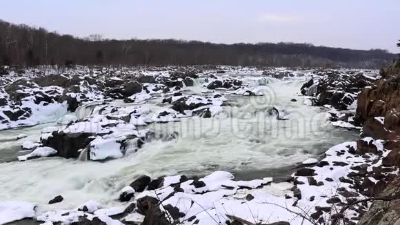 大瀑布冬天白色瀑布雪岩大瀑布国家公园视频的预览图