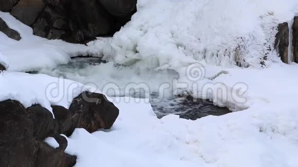 冬季融冰雪下的流水大瀑布国家公园视频的预览图