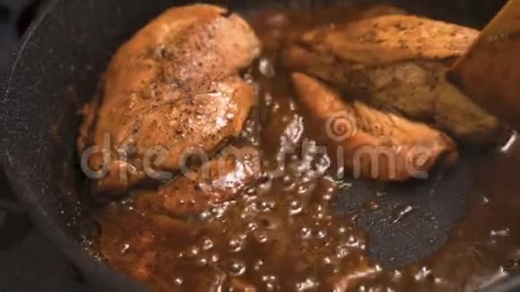 炖锅特写视频中带有辣辣椒酱的鸡胸肉视频的预览图
