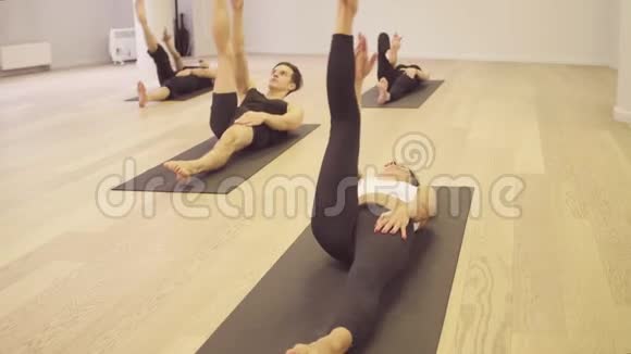 瑜伽课缩着手往大脚趾的姿势视频的预览图