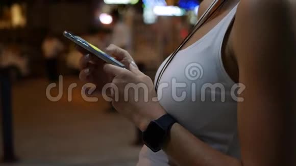 晚上在城市里用智能手机拍女人的手技术概念视频的预览图
