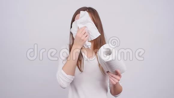 女人在白色背景的纸巾上打喷嚏视频的预览图