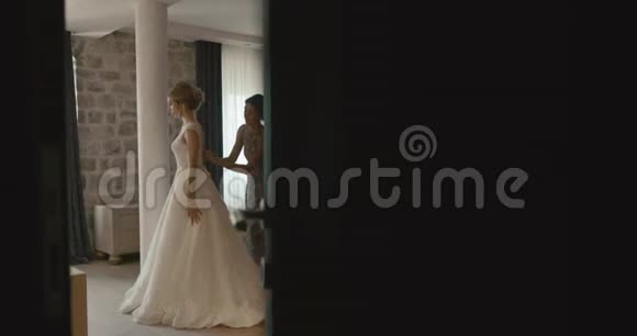 在黑山举行婚礼传统的欧洲仪式早在招待会之前4k妈妈帮助迷人的金发美女视频的预览图