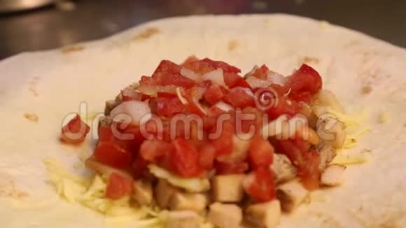 厨师在餐厅做墨西哥菜做玉米饼和玉米饼视频的预览图