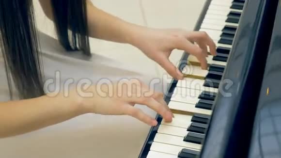 钢琴家的特写他的手在弹钢琴斯坦迪卡姆4K视频的预览图