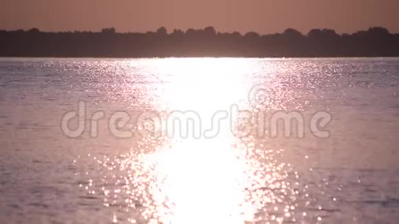 阳光反射在湖泊或河流的水中形成阳光路径或光线在水中视频的预览图