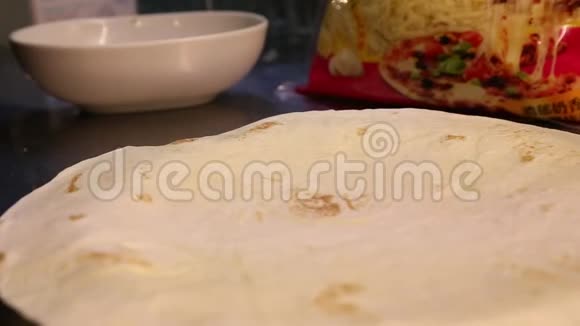 厨师在餐厅做墨西哥菜做玉米饼和玉米饼视频的预览图