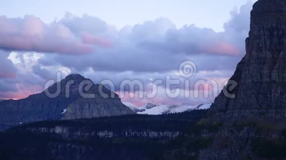 快速运动云移过山脉冰川国家公园视频的预览图