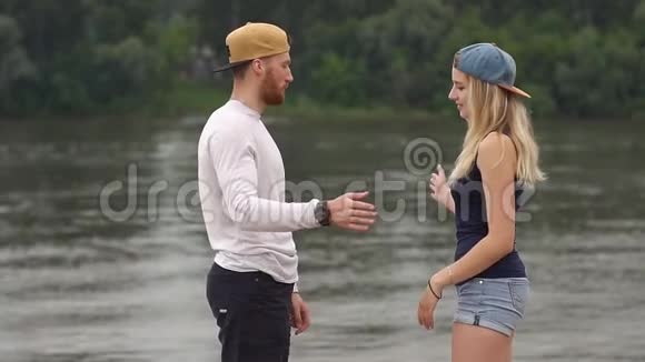 幸福的年轻夫妇在河边体验积极的情绪视频的预览图
