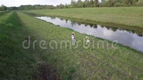 一个幸福的家庭在夏天沿着河散步视频的预览图