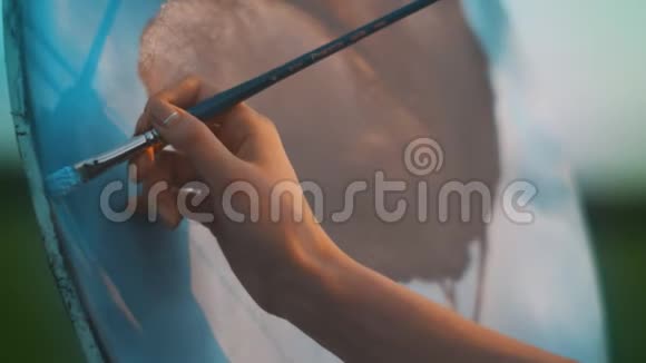 女人用画笔在画布上作画职业画家视频的预览图