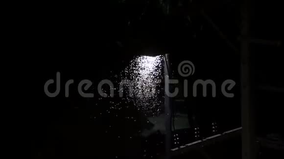 夜间在灯柱下盘旋的昆虫灯笼下的萤火虫视频的预览图