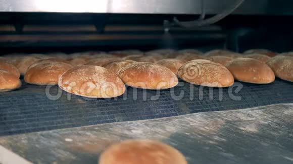 新鲜面包从烤箱里出来烘焙面包的概念室内食品厂视频的预览图