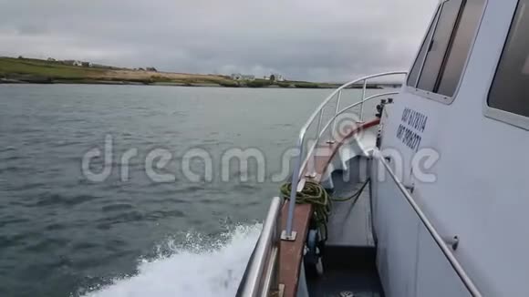 乘船沿着爱尔兰海岸线航行视频的预览图