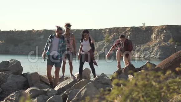 年轻的旅行者在岩石上行走视频的预览图