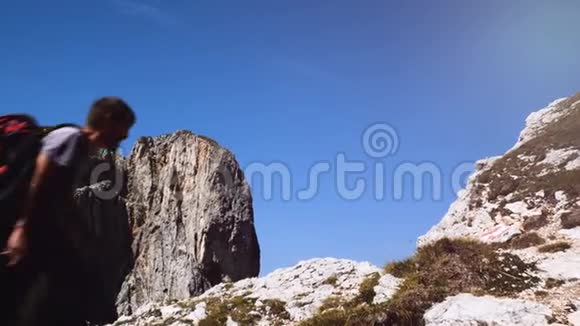 在山上徒步旅行走到山顶阿尔塔巴迪亚山脉视频的预览图