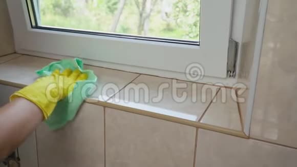 女人洗窗户视频的预览图