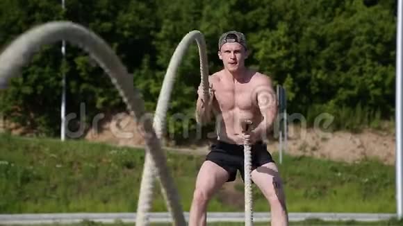 运动男性使用战斗绳索锻炼克罗斯菲特视频的预览图