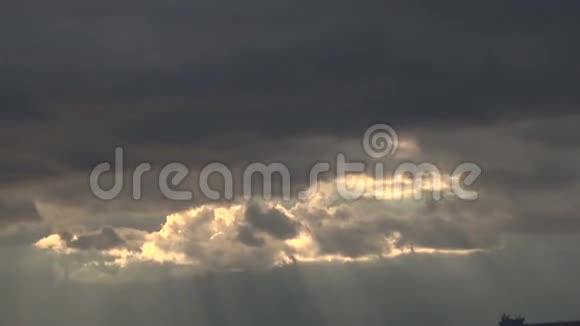 暗海和多云天空2视频的预览图