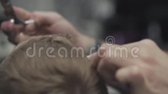 理发店里理发店里理发店的理发店理发师用剪刀剪头发视频的预览图