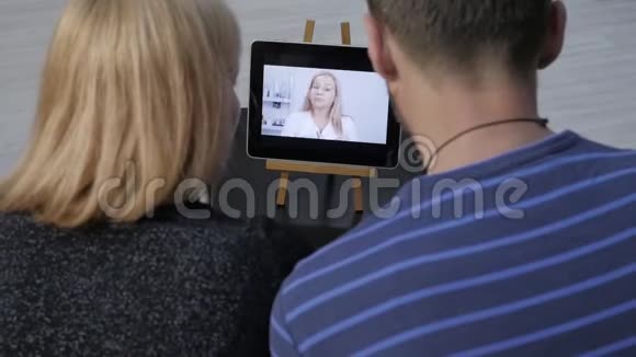 一对夫妇和家庭医生视频聊天网上谘询视频的预览图
