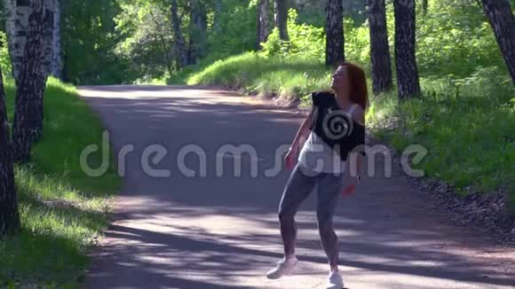 黄色动作红色头发的女人跑步后揉着脚上午充满活力视频的预览图