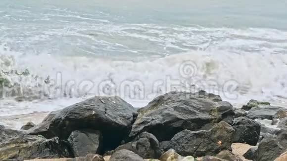 强大的海浪冲击着岩石海滩视频的预览图