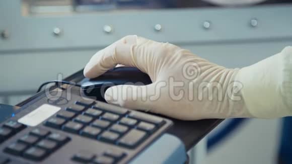 用手上的手套用电脑鼠标把工人的手闭上视频的预览图