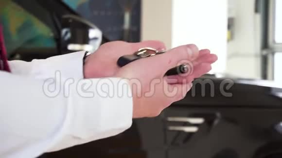 女手带指甲手镯和戒指从经销商的男卖家拿车钥匙库存售货员视频的预览图