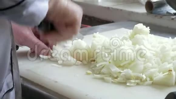 厨师用手用刀切洋葱视频的预览图