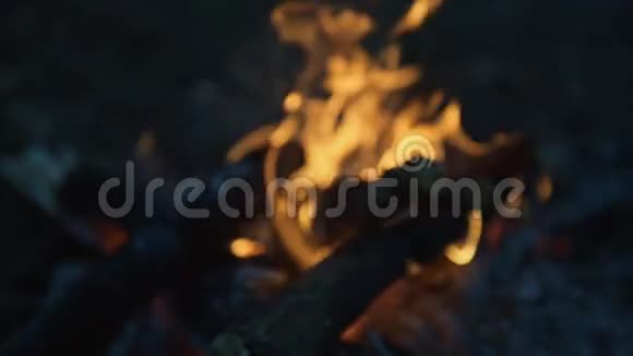 夜晚燃烧的火焰视频的预览图