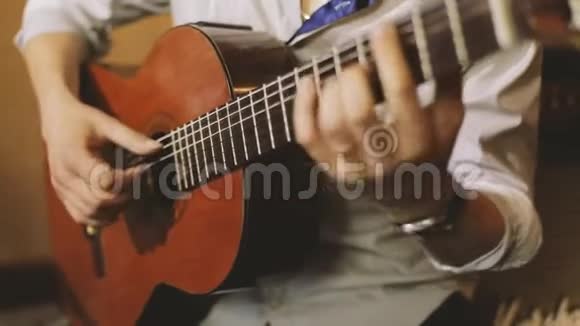 人弹吉他视频的预览图
