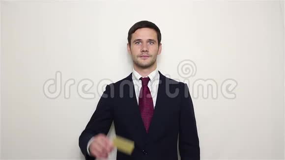 年轻英俊的商人展示了他的黄金信用卡视频的预览图