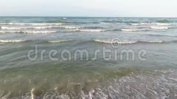 亚得里亚海海岸的波浪视频的预览图