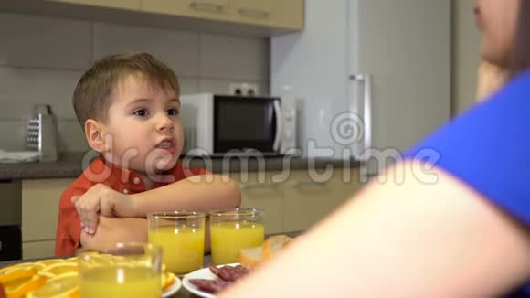 小男孩在早餐时讲故事视频的预览图